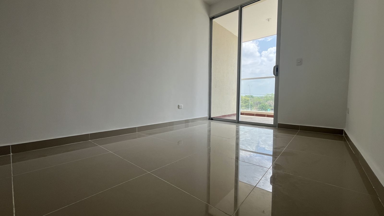 Doral Suites 320 — sala-comedor con la puerta al balcón