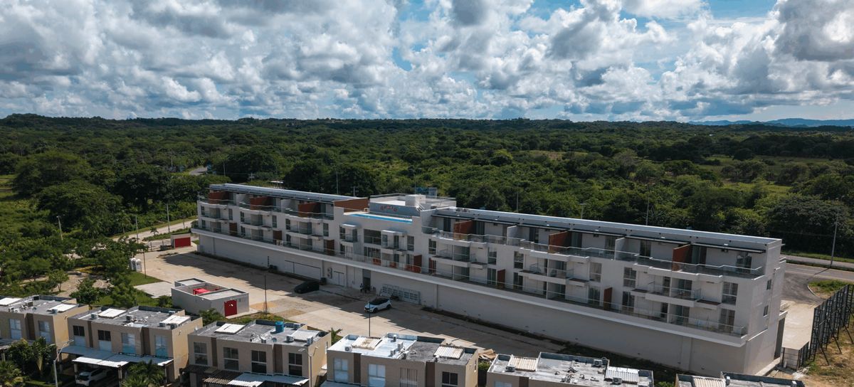 Doral Suite — vista aérea del edificio entregado, con los condominios vecinos