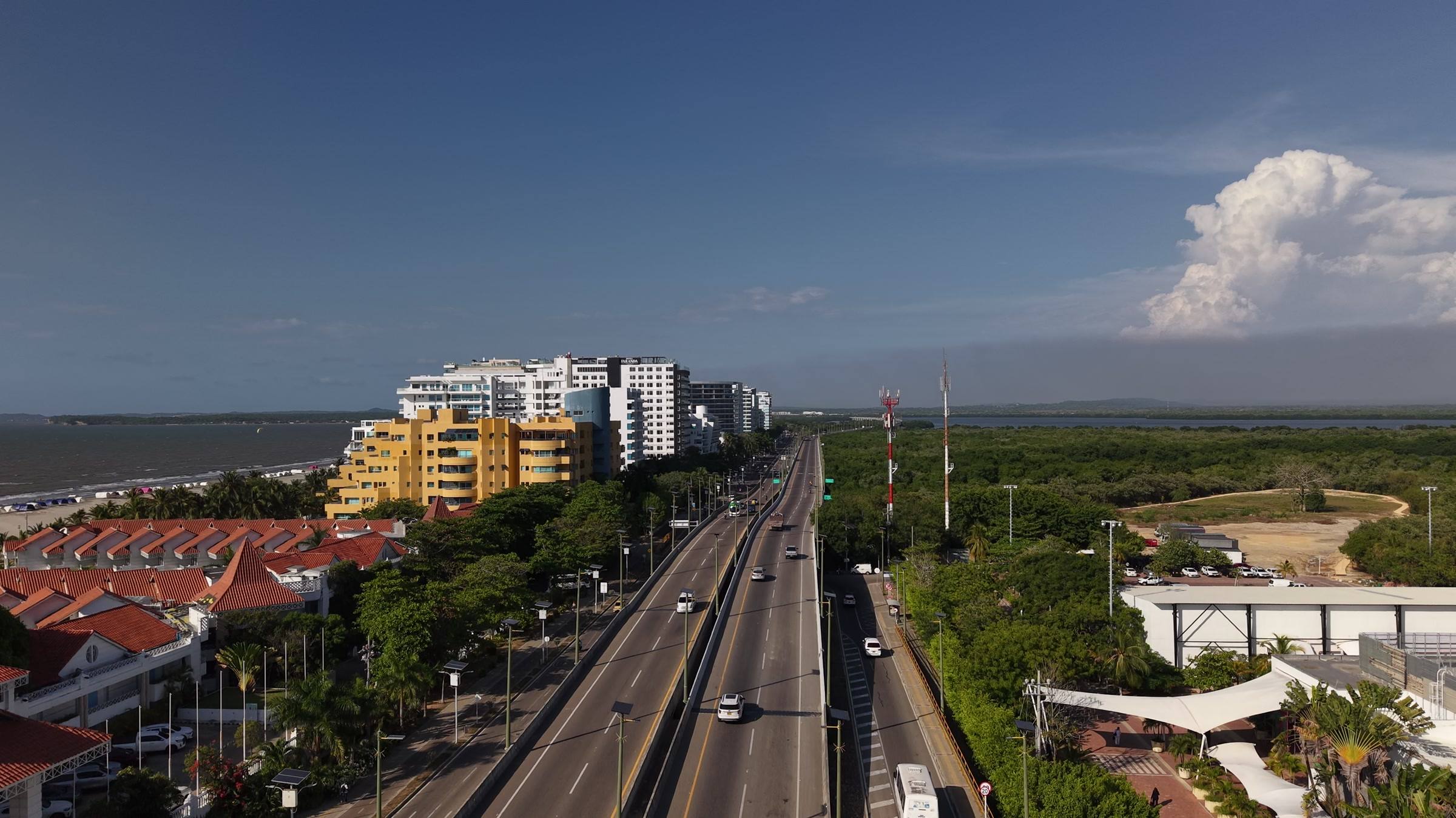 Vista aérea del corredor de la Zona Norte de Cartagena, con la Vía al Mar y la línea de costa
